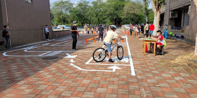 安全過路口暨自行車安全教育研習 富功國小師生參與 安全過路口暨自行車安全教育研習 富功國小師生參與