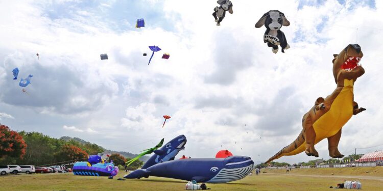 橘色惡魔外星人飛船 非常律師鯨魚艦隊 10月22-23日 苗栗領空箏風相對