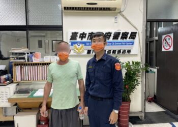 男子為尋父挨家挨戶步行 中警一查通報為失蹤人口