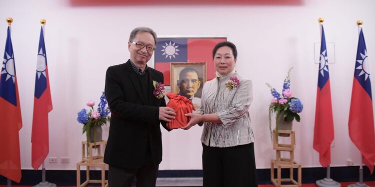 線上有溫度、線下有速度、政策有精準度 縣長徐榛蔚就職 宣告與鄉親共同打造「韌性花蓮」 線上有溫度、線下有速度、政策有精準度 縣長徐榛蔚就職 宣告與鄉親共同打造「韌性花蓮」