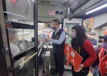 中警一分局與客運業者路口聯手宣導 站在守護行人第一線