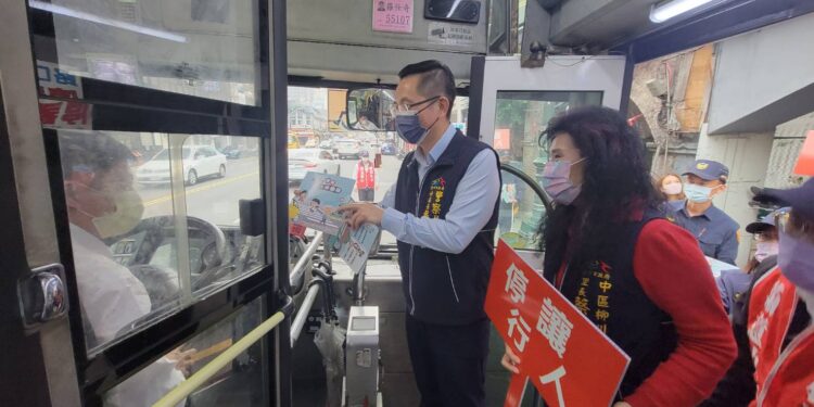 中警一分局與客運業者路口聯手宣導 站在守護行人第一線