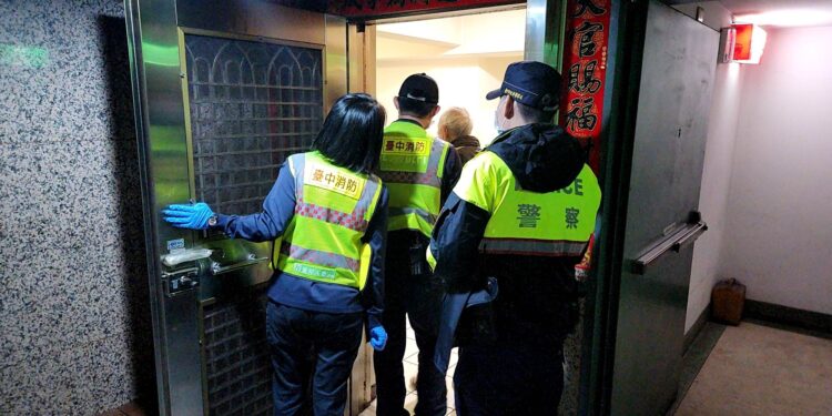 九旬翁外出迷途 鷹眼警助返家 九旬翁外出迷途 鷹眼警助返家