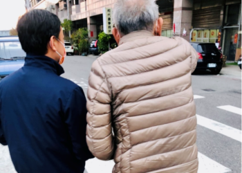 六旬翁外出散步迷航，暖警護送返家