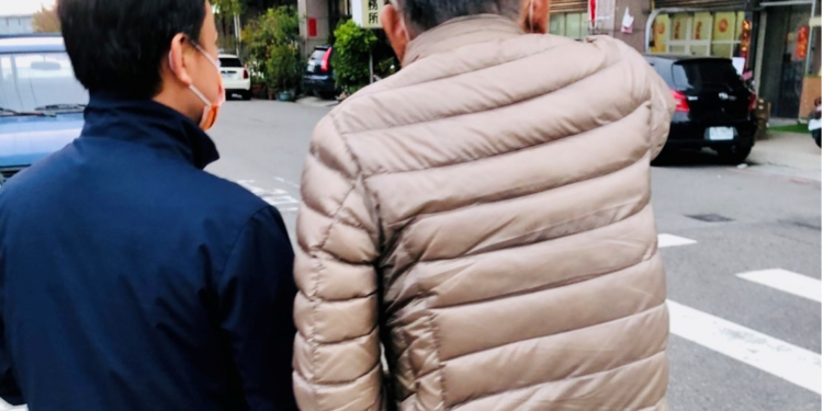 六旬翁外出散步迷航,暖警護送返家 六旬翁外出散步迷航,暖警護送返家