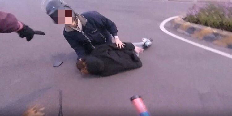 妙齡女牽狗散步突癲癇發作倒路中 熱血警飛奔現場速解圍