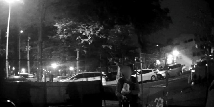 嬤誤闖工地挑戰逃脫失利 熱心警民解鎖助脫困 嬤誤闖工地挑戰逃脫失利 熱心警民解鎖助脫困