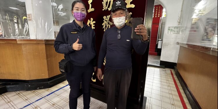將心比心 拾獲皮夾送派出所 一分局警火速找到失主 失主激動致謝 將心比心 拾獲皮夾送派出所 一分局警火速找到失主 失主激動致謝