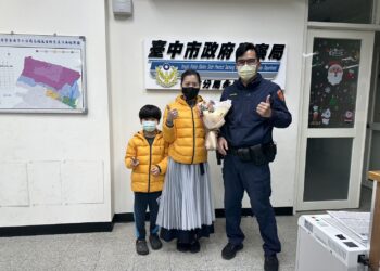 情人節赴警局送花 對象原來是「這個人」