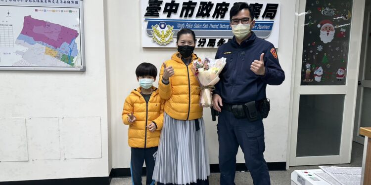 情人節赴警局送花 對象原來是「這個人」 情人節赴警局送花 對象原來是「這個人」