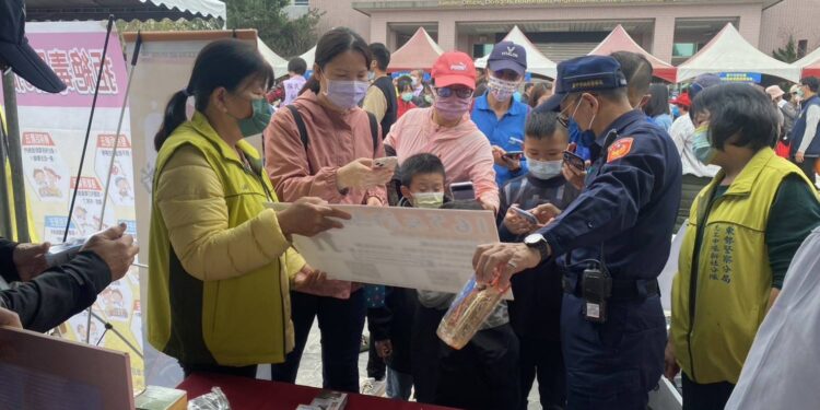 新社區櫻花季湧人潮 警方加強警政宣導