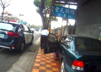 老婦駕車迷航 警到場助返家