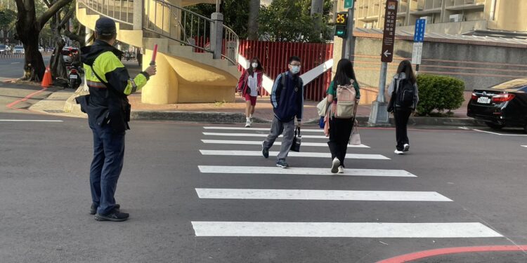 開學日執行護童勤務、宣導預防犯罪守護學童安全