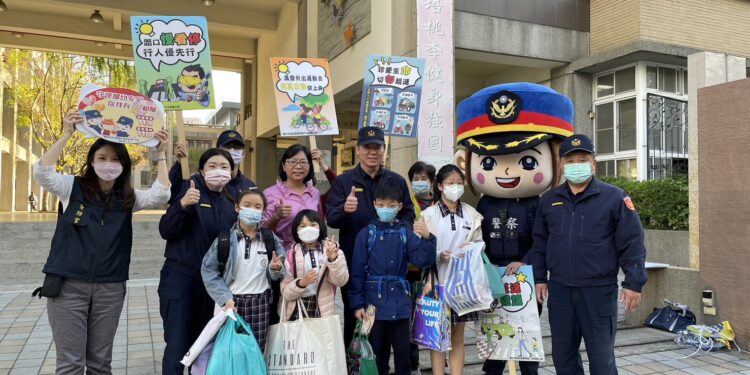 開學日與「警」同行 警長校園迎接學童宣導「警」大心