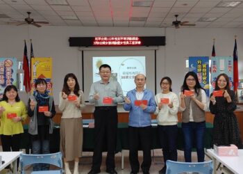 38女王節 和平警長揪是要寵警girl 贈全家商品卡荷包很有感