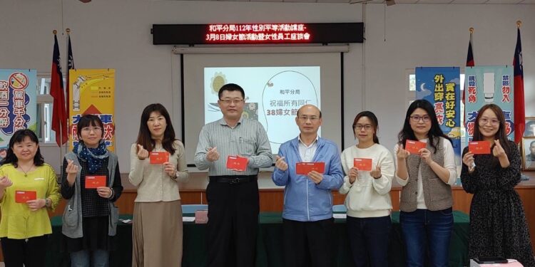 38女王節 和平警長揪是要寵警girl 贈全家商品卡荷包很有感 38女王節 和平警長揪是要寵警girl 贈全家商品卡荷包很有感