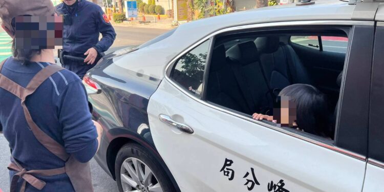 3歲女童溜滑板車迷航 霧峰暖警熱心助返家 3歲女童溜滑板車迷航 霧峰暖警熱心助返家