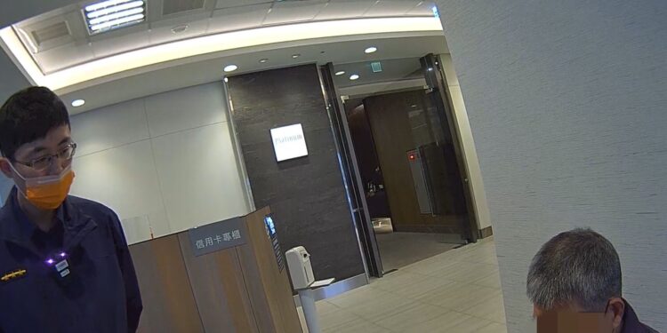 7旬翁稱房屋修繕欲匯款200萬 機智警苦勸阻詐成功保住老翁退休金 7旬翁稱房屋修繕欲匯款200萬 機智警苦勸阻詐成功保住老翁退休金