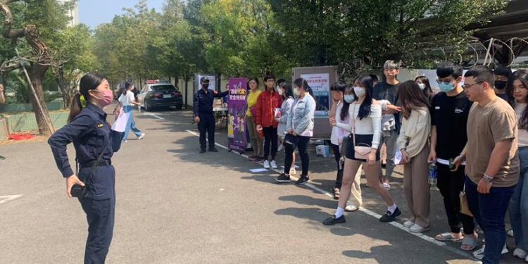 中警六分局宣導、執法併重落實行人正義 前進校園宣導大學生闖關好開心 中警六分局宣導、執法併重落實行人正義 前進校園宣導大學生闖關好開心
