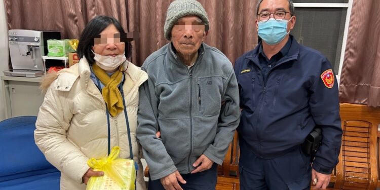 九旬翁向人表示迷路了 警助迷途阿公返家 九旬翁向人表示迷路了 警助迷途阿公返家