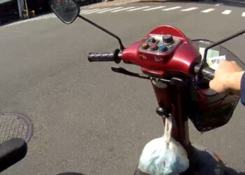 代步車缺電翁豔陽下顧路 警解鎖新技能迎回戰車