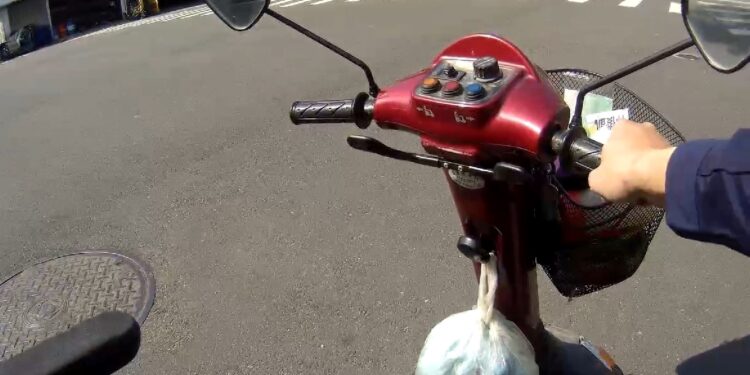 代步車缺電翁豔陽下顧路 警解鎖新技能迎回戰車 代步車缺電翁豔陽下顧路 警解鎖新技能迎回戰車