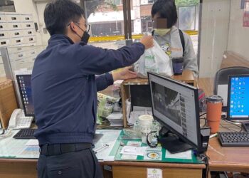 女高中生贈親筆信及咖啡慰問警 背後原因超暖心