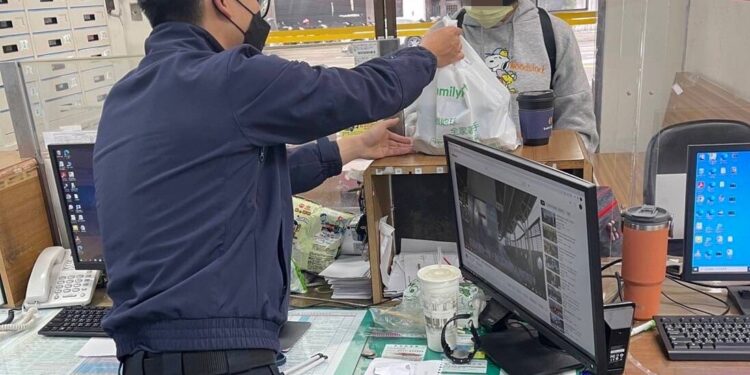 女高中生贈親筆信及咖啡慰問警 背後原因超暖心 女高中生贈親筆信及咖啡慰問警 背後原因超暖心