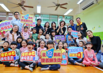 婦幼節前夕許縣長送利多 國小附設幼兒園率先降低師生比