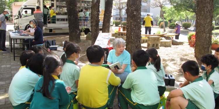 從阿伯做到變阿公  中市圖志工賴文男：一句謝謝就值得