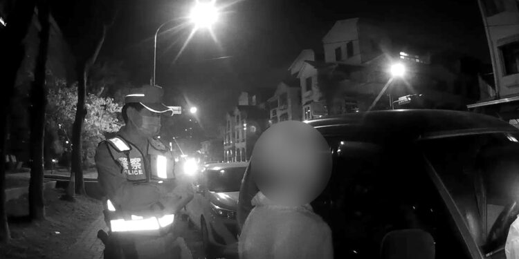 愛兒遭綁警火速馳援 原來是「她」的超現實幻覺 愛兒遭綁警火速馳援 原來是「她」的超現實幻覺