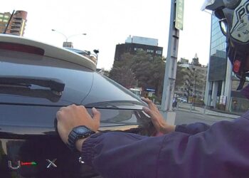 愛車突故障馬路上險象環生 熱心警見狀協力推車化解危機