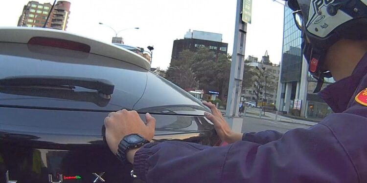 愛車突故障馬路上險象環生 熱心警見狀協力推車化解危機