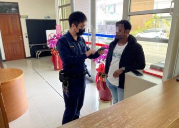 新加坡觀客錢包遺落計程車上 霧警以車追包助開心回國