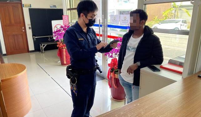 新加坡觀客錢包遺落計程車上 霧警以車追包助開心回國