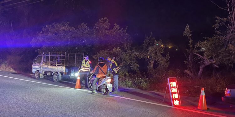 東勢警分局擴大臨檢威力掃蕩 展現淨化山城治安決心 東勢警分局擴大臨檢威力掃蕩 展現淨化山城治安決心