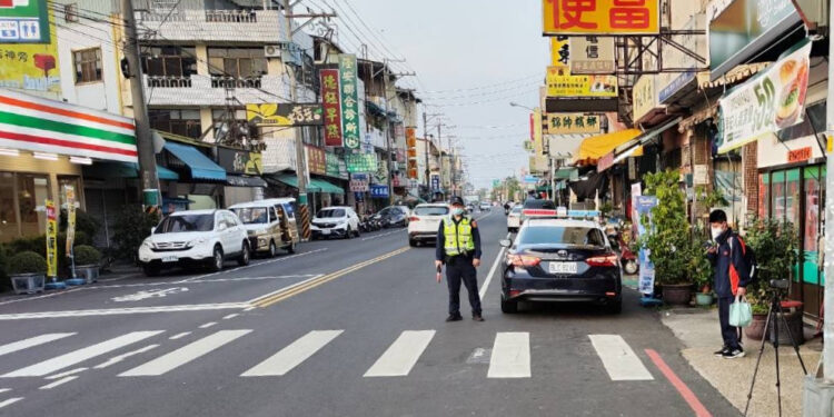 東勢警維護行人正義 執法宣導雙管齊下 東勢警維護行人正義 執法宣導雙管齊下