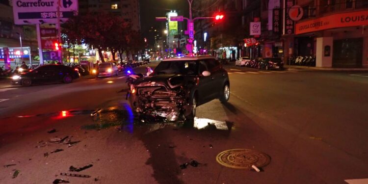 深夜事故查獲酒駕 警眼尖揪出另名駕駛持槍毒