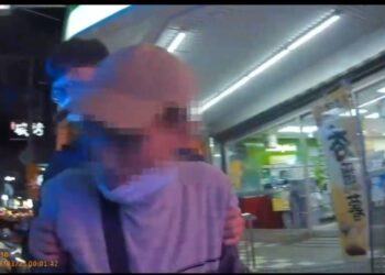 男子找不到車失控踹車中警火速帶回釐清究辦