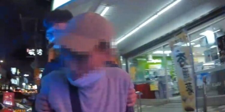 男子找不到車失控踹車中警火速帶回釐清究辦