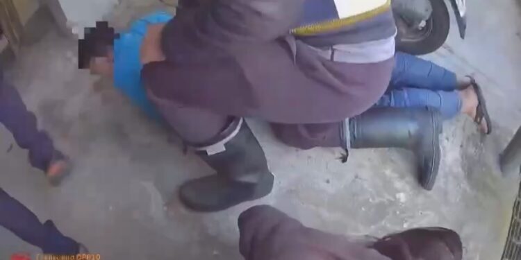 竹北警鬥智查獲毒品,路人、工人加入社區掃毒行動 竹北警鬥智查獲毒品,路人、工人加入社區掃毒行動