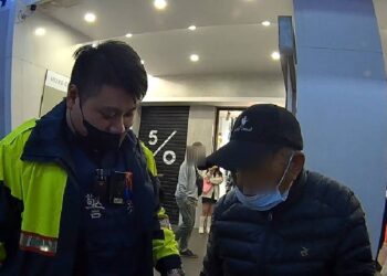 老翁深夜獨自逛逢甲 中警護送返家休息