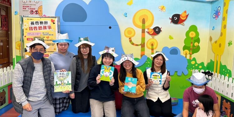 親子共讀說故事時光 歡迎大小朋友加入共讀行列 親子共讀說故事時光 歡迎大小朋友加入共讀行列