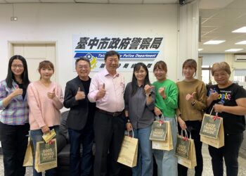 警分局慶賀婦女節 手寫祝福小卡感謝女性同仁付出