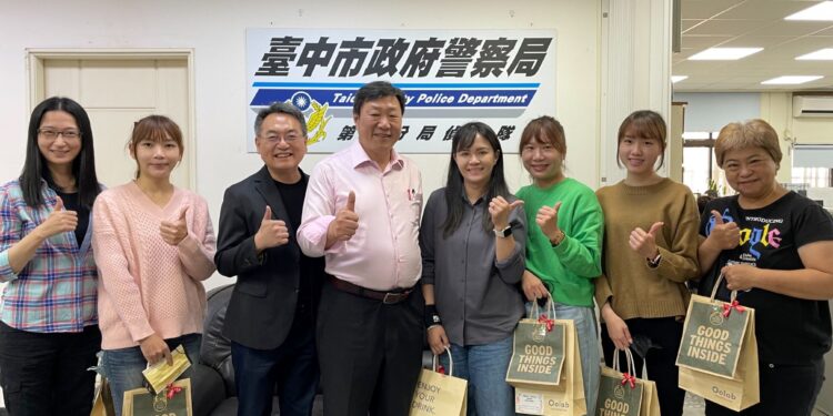 警分局慶賀婦女節 手寫祝福小卡感謝女性同仁付出