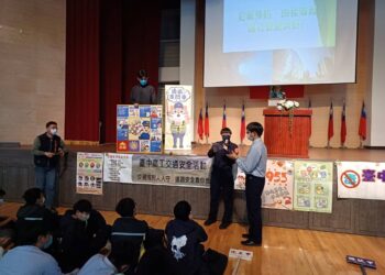 警察姐姐交通宣導超人氣 高中校園笑聲滿溢