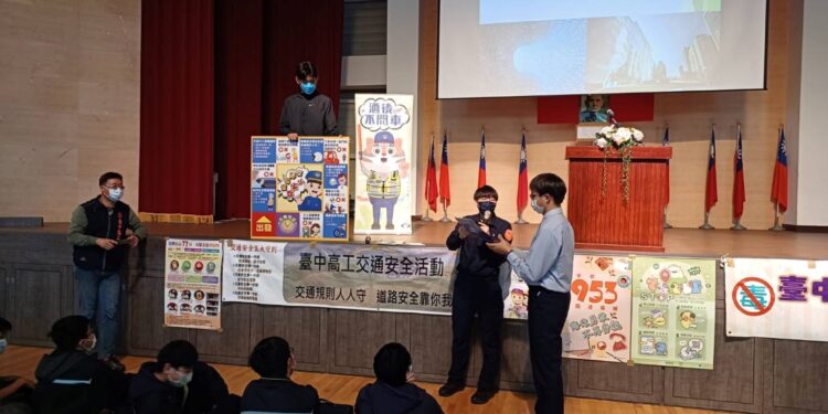 警察姐姐交通宣導超人氣 高中校園笑聲滿溢