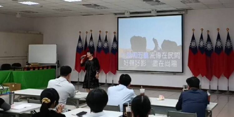 警長佳節犒賞警花 音樂動滋New一下 警長佳節犒賞警花 音樂動滋New一下