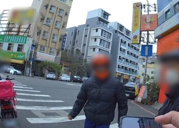 超暖心騎士自摔秒被包圍 連熊貓都來關心