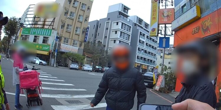 超暖心騎士自摔秒被包圍 連熊貓都來關心 超暖心騎士自摔秒被包圍 連熊貓都來關心